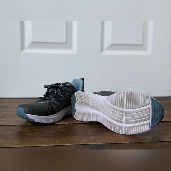 Running Shoes - Picture 4 of 5